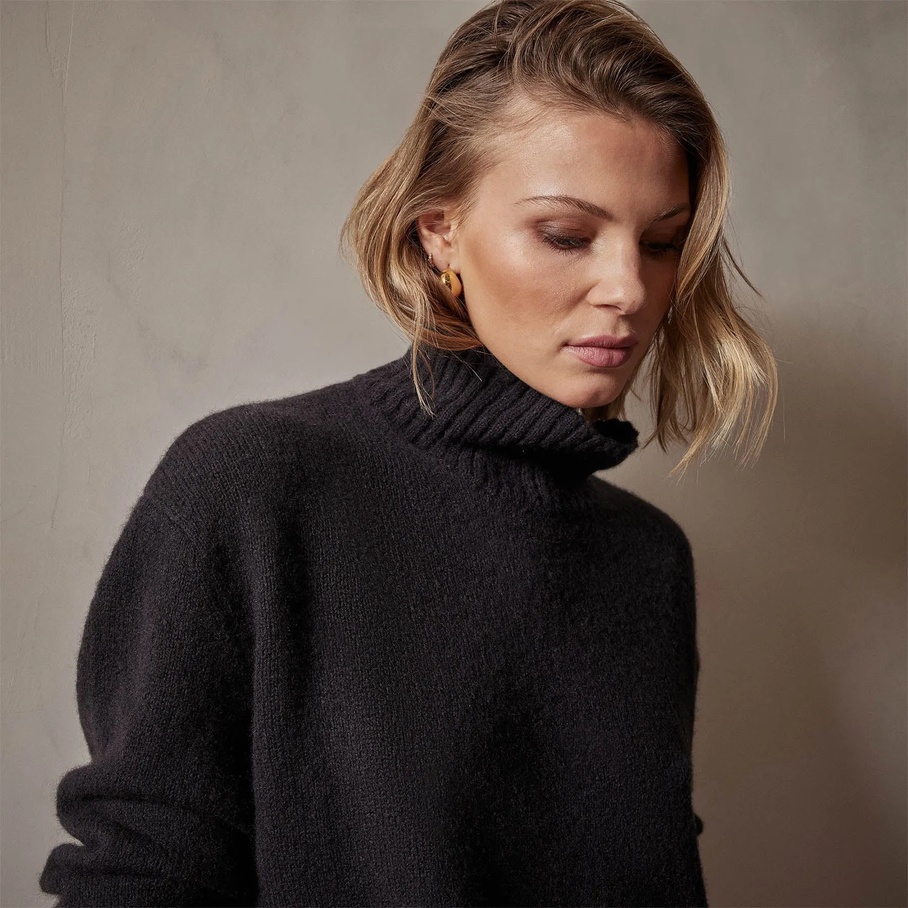 Mid Gauge Funnel Neck Sweater - Black